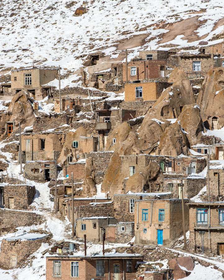 ویژگی معماری بومی مناطق سرد و کوهستانی ایران: اصول طراحی خانه، جهت گیری فضاها و مصالح 